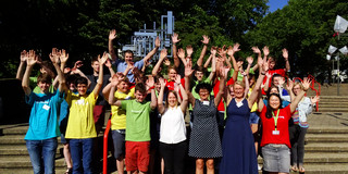 DoCampIng jubelnde do-camp-ing-Teilnehmer und Initaitoren des Projekts