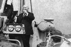 Rector Schmeißer at the symbolic first excavator lift. 