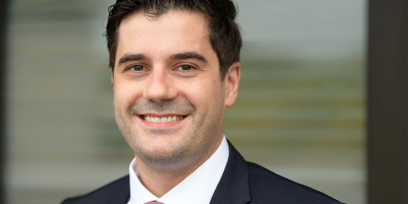 Dr. Burim Ramosaj Porträt eines Mannes