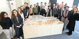 Frühjahrsakademie Eine Gruppe Studierender stehend vor einem Modell