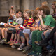 KinderUni in der Reinoldikirche Kinder sitzen neben einander. Einige melden sich.