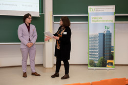 Zertifikatübergabe bei der Eröffnung der SchülerUni im Sommersemester 2023 Zertifikatübergabe bei der Eröffnung der SchülerUni im Sommersemester 2023