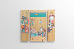 Ausstellung Goldenes Wunder Ein Bild bemalt mit bunten Personen und bestehend aus drei Holzbrettern hängt an einer Wand.