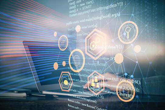 Foto: Ein Laptop mit überlagerten digitalen Grafiken und Programmiercodes.