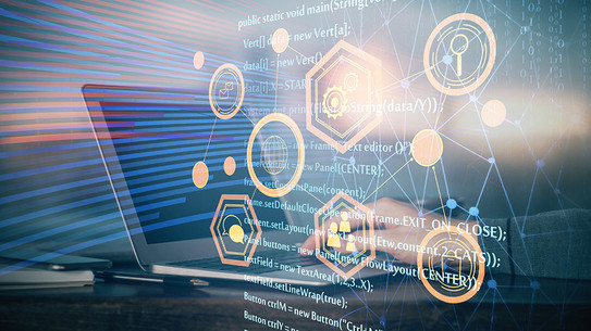 Foto: Ein Laptop mit überlagerten digitalen Grafiken und Programmiercodes.