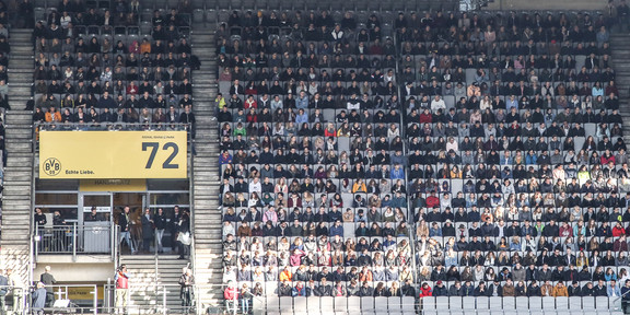 Ausschnitt der Nordtribüne des Signal-Iduna-Parks, vollbesetzt mit Erststemestern der TU Dortmund