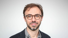 Portrait des Dortmunder Phyiskers Prof. Dr. Mirko Cinchetti: Ein Mann mittleren Alters mit braunen Haaren, Bart und Brille lächelt leicht in die Kamera
