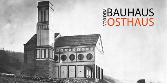 Ausstellung „Vor dem Bauhaus: Osthaus“ Ein schwarz-weiß Bild, auf dem auf die Ausstellung "Vor dem Bauhaus: Osthaus" im Baukunstarchiv hingewiesen wird