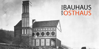 Ein schwarz-weiß Bild, auf dem auf die Ausstellung "Vor dem Bauhaus: Osthaus" im Baukunstarchiv hingewiesen wird