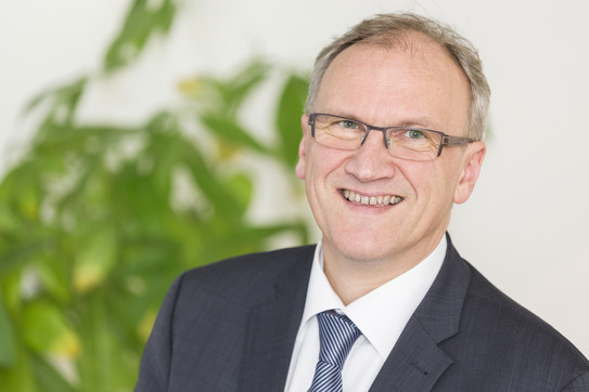 Porträtfoto von Prof. Dirk Biermann
