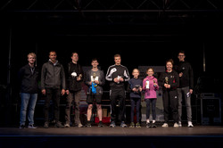 36. Campuslauf der TU Dortmund Siegerehrung von Läufer*innen auf einer Bühne