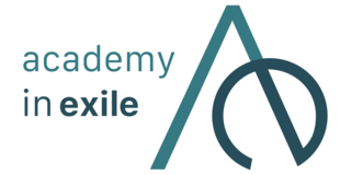 Logo der Academy in Exile: ein großes „A“, das rechts in ein kleines „e“ übergeht. Der kurze Strich, den sich die verschmolzenen Buchschtaben teilen, ist das kleine „i“.