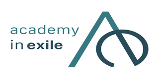 Logo der Academy in Exile: ein großes „A“, das rechts in ein kleines „e“ übergeht. Der kurze Strich, den sich die verschmolzenen Buchschtaben teilen, ist das kleine „i“.