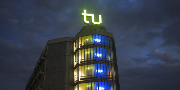 Mathetower wird blau angeleuchtet