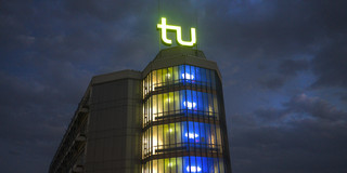 Mathetower wird blau angeleuchtet