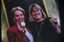 Chemie-Nobelpreisträgerin Frances Arnold und Physik-Nobelpreisträgerin Donna Strickland halten ihre Medaillen lächelnd in die Kamera