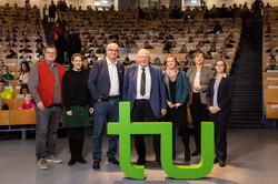 Gruppenfoto Prof. Genzel posiert gemeinsam mit Prof. Bayer, Rektoratsmitgliedern und Evi Hoch von der Wilo Foundation.