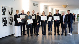 Eine gruppe von Menschen, von denen einige Zertifikate oder Urkunden in der Hand halten