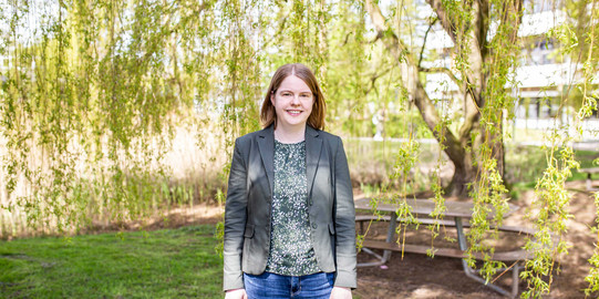Portrait Britta Trappmann Portrait einer Frau im Grünen