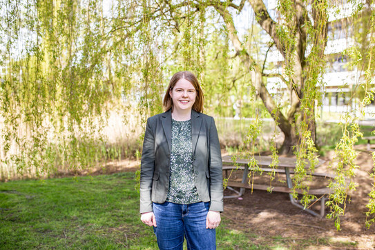 Portrait Britta Trappmann Portrait einer Frau im Grünen