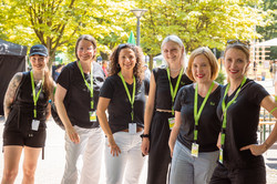 Sechs Frauen mit einheitlicher Kleidung stehen nebeneinander für ein Gruppenfoto.