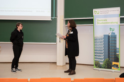Zertifikatübergabe bei der Eröffnung der SchülerUni im Sommersemester 2023 Zertifikatübergabe bei der Eröffnung der SchülerUni im Sommersemester 2023