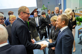 Albrecht Ehlers schüttelt Donald Tusk die Hand