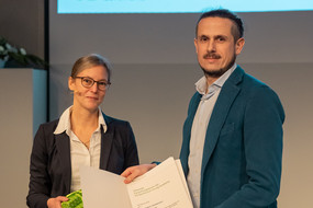 Prof. Nele McElvany, Prorektorin Forschung, ehrt Dr. Giovanni Zamborlini von der Fakultät Physik mit dem ersten Forschungspreis der TU Dortmund Young Academy