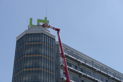 TU Logo Reparatur 2 Ein riesiger Kran wird eingesetzt, um das Logo warten zu können.