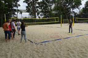 Spiel zum Kennenlernen der do-camp-ing Teilnehmerinnen und Teilnehmer am Volleyballfeld. 