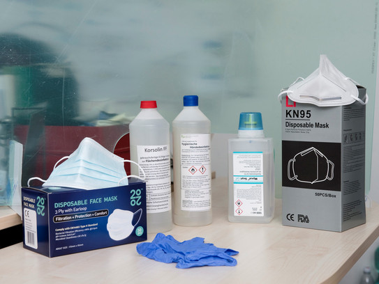 Desinfektionsmittel Auf einem Tisch stehen Flaschen mit Desinfektionsmittel und andere Hygieneartikel.