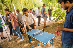 Zwei Männer spielen Tischtennis auf dem Campus