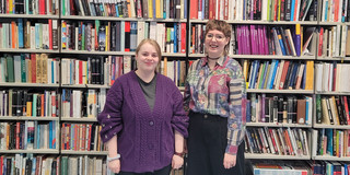 Nicole Mellin (links) und Katharina Röder (rechts) vor einer Bücherwand