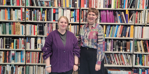 Nicole Mellin (links) und Katharina Röder (rechts) vor einer Bücherwand