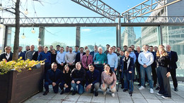 Gruppenfoto auf einer Dachterrasse