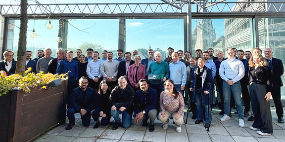 Gruppenfoto auf einer Dachterrasse