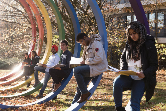 Internationale Studenten International students leaning against the spectral rings