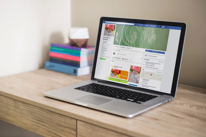 Ein Laptop auf dem die Facebookseite "Elterncafé TU Dortmund" geöffnet ist