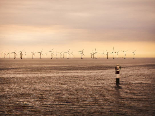Windräder im Wasser Offshore-Windpark im Sonnenuntergang
