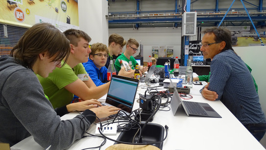 Schüler*innen programmieren an Laptops.