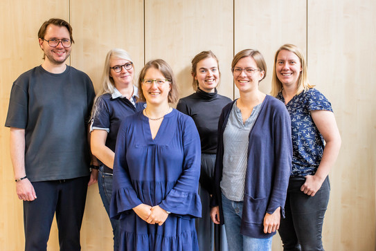 Gruppenfoto. Von links: Mann mit Brille und kurzem Bart (Christian Kloß), Frau mit langen hellblonden Haaren und Brille (Sandra Hans), Frau mit dunkelblondem Bob und Brille (Melanie Buschmann), Frau mit dunkelblondem, kürzeren Zopf (Clara Hirzel), Frau mit dunkelblondem Kurzhaarschnitt und Brille (Inga Heinz-Fischer) und Frau mit blonden, schulterlangen Haaren (Leonie Seeland))