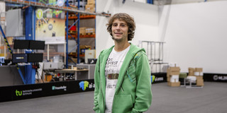 Leistungszentrum Portrait eines Mannes, der in einer großen Halle steht.