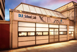 Das DLR_School_Lab der TU Dortmund von außen im Abendrot