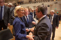 Prof. Ursula Gather, Donald Tusk und Armin Laschet im Gespräch