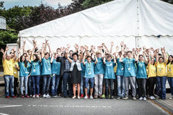 Eröffnungsfeier Gruppenfoto mit jubelnden Armen