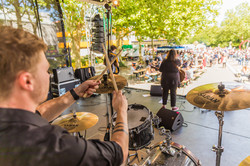 Ein Schlagzeuger spielt auf einer Bühne beim Sommerfest der TU Dortmund