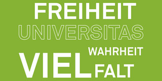 Jubilaeumsausstellung Die Wörter Wahrheit, Universitas, Wahrheit und Vielfalt in weiß auf grünem Grund