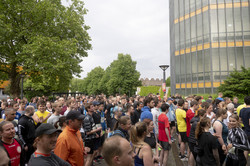36. Campuslauf der TU Dortmund Viele Läufer*innen versammeln sich an der Startlinie.