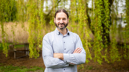 Portrait eines Mannes in hellem Hemd vor einem Baum