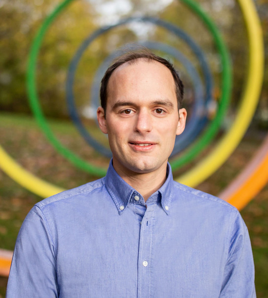 Emmanuel Stamou Portrait eines Mannes vor den Spektralringen